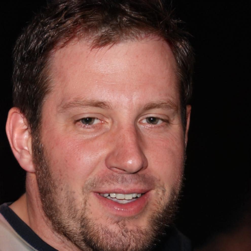 Financial educator Darren explaining budget concepts